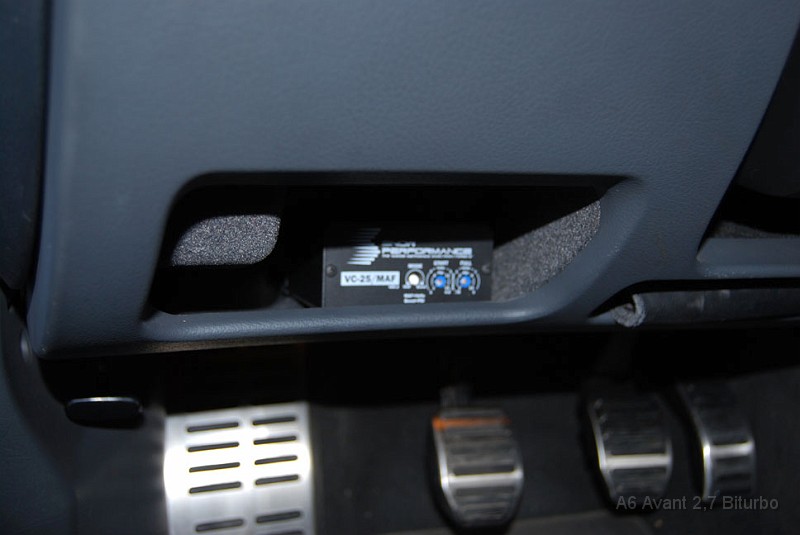 0006.jpg - Einbau des Steuergerätes in der Ablage im Fahrerfußraum - so können Einstellungen schnell und komfortabel vorgenommen werden.